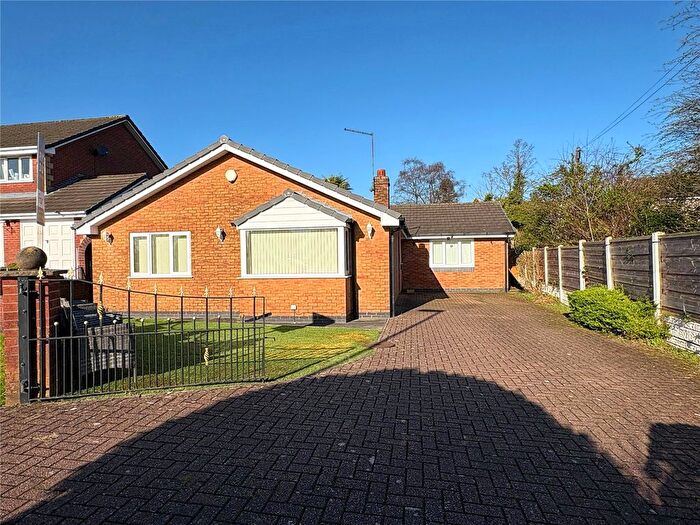 3 Bedroom Bungalow For Sale In Carruthers Close, Heywood, Greater Manchester, OL10