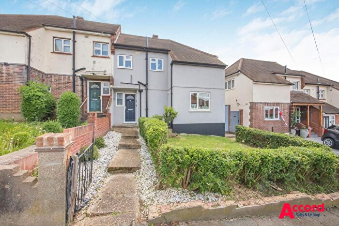3 Bedroom Semi-Detached House For Sale In Parkside Avenue, Romford, RM1