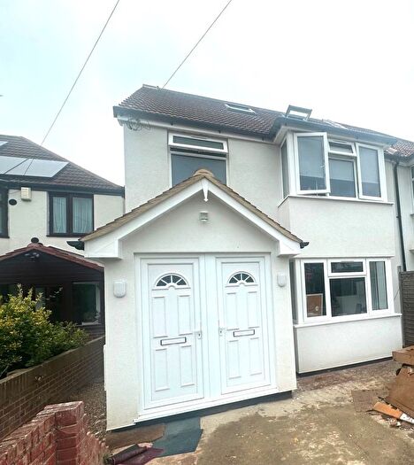3 Bedroom Flat To Rent In Beavers Lane, Hounslow, TW4