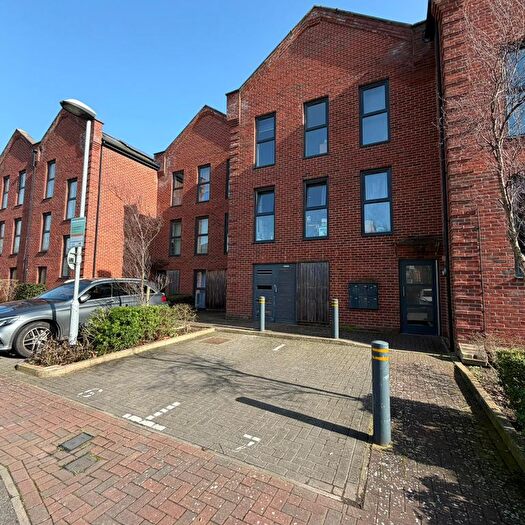 2 Bedroom Flat To Rent In Otter Way, Yiewsley, West Drayton, UB7