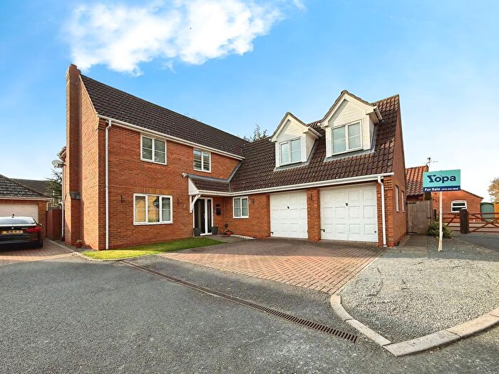 5 Bedroom Detached House For Sale In Dennis Brown Court, Saxilby, LN1