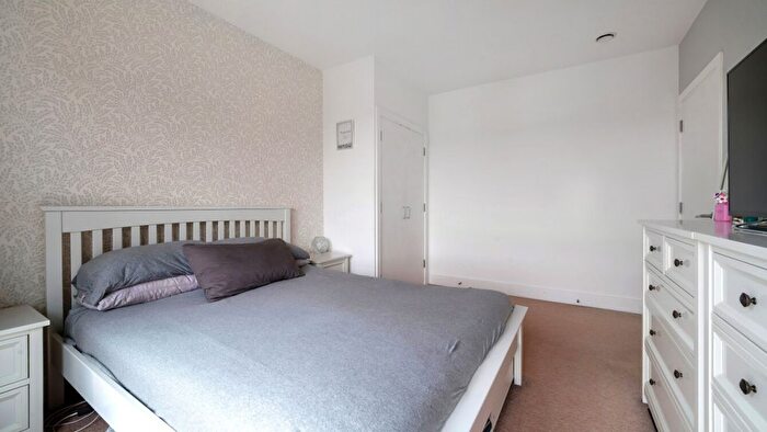 2 Bedroom Flat For Sale In Firwood Lane, Romford, RM3