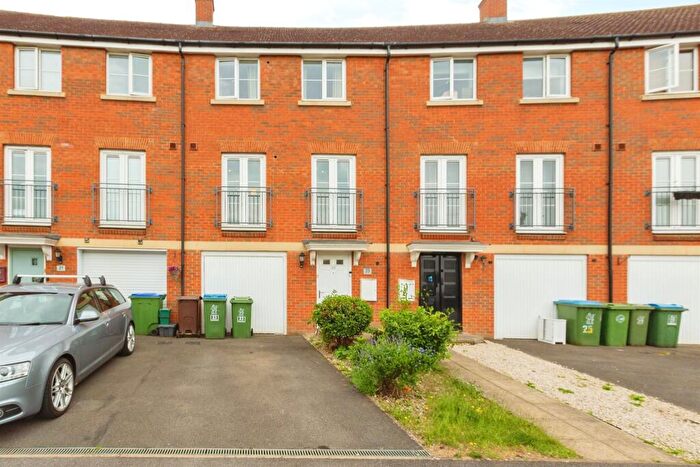 4 Bedroom Town House For Sale In Noble Crescent, Aylesbury, HP18