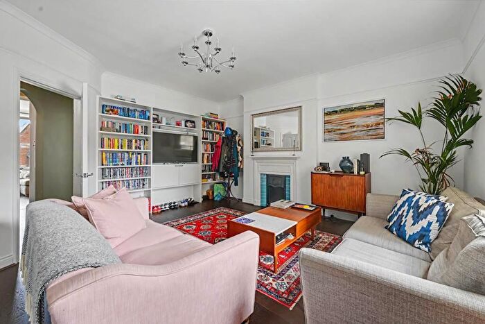 2 Bedroom Flat To Rent In Finchley Road, London, NW2