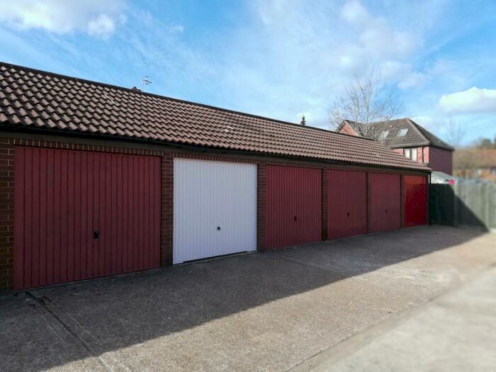 Garage / Parking To Rent In Broadmead, Horley, RH6