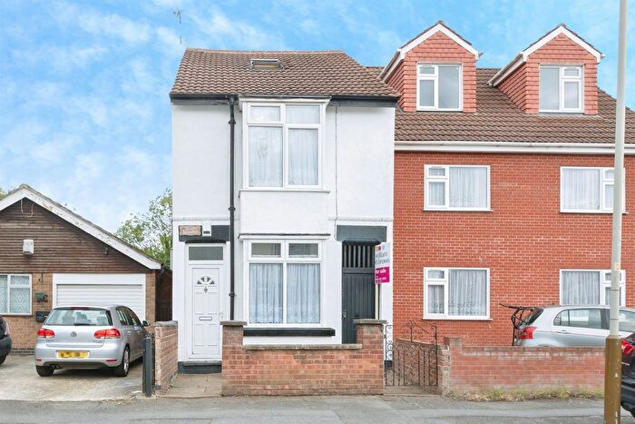 3 Bedroom Semi-Detached House For Sale In Oliver Road, Leicester, LE4