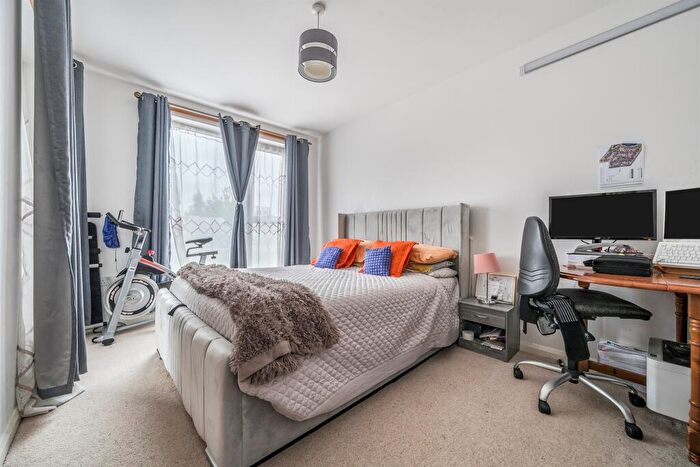 2 Bedroom Flat For Sale In Canning Square, Enfield, EN1