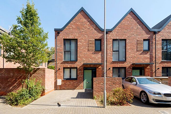 3 Bedroom End Of Terrace House For Sale In Reynard's Way, Brentford, TW8