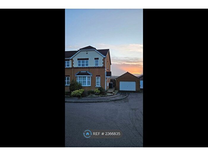 3 Bedroom Semi-Detached House To Rent In Hollins Wood Grove, Cudworth, Barnsley, S72