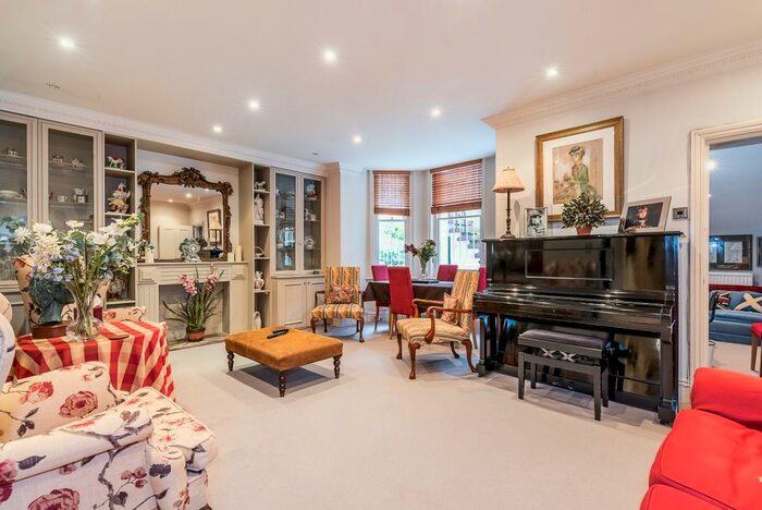 2 Bedroom Flat To Rent In Sloane Gardens, London, SW1W