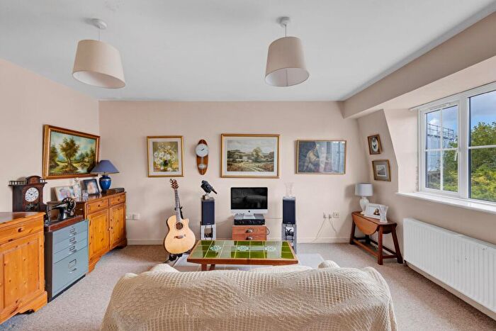 2 Bedroom Flat For Sale In Netham Gardens, Avon Park, BS5