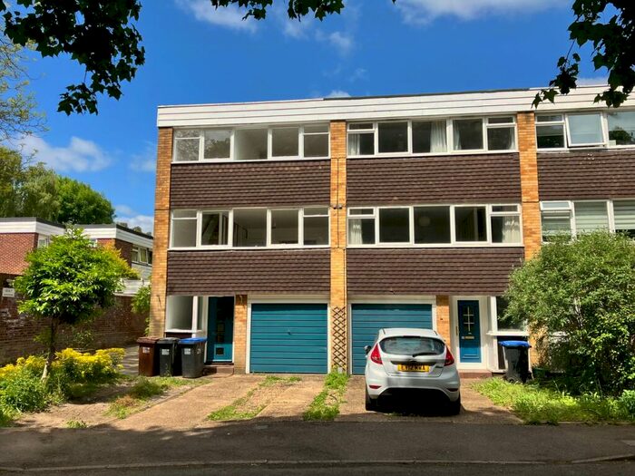 3 Bedroom Town House To Rent In Park Meadow, Old Hatfield, AL9