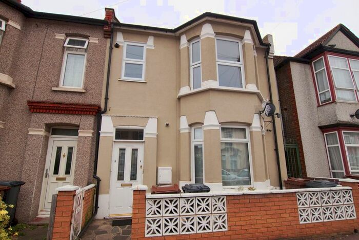 1 Bedroom Flat To Rent In Glenny Road, Barking, IG11