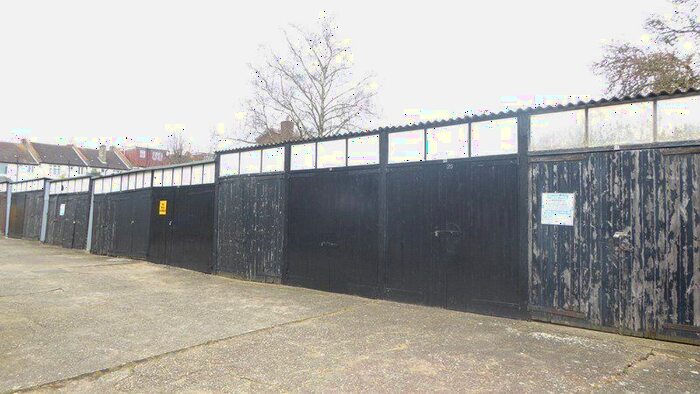 Garage / Parking To Rent In Squires Court, Abingdon Road, London, Greater London, N3