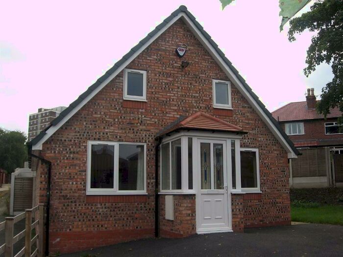 2 Bedroom Detached Bungalow To Rent In Hall Street, Offerton, SK1