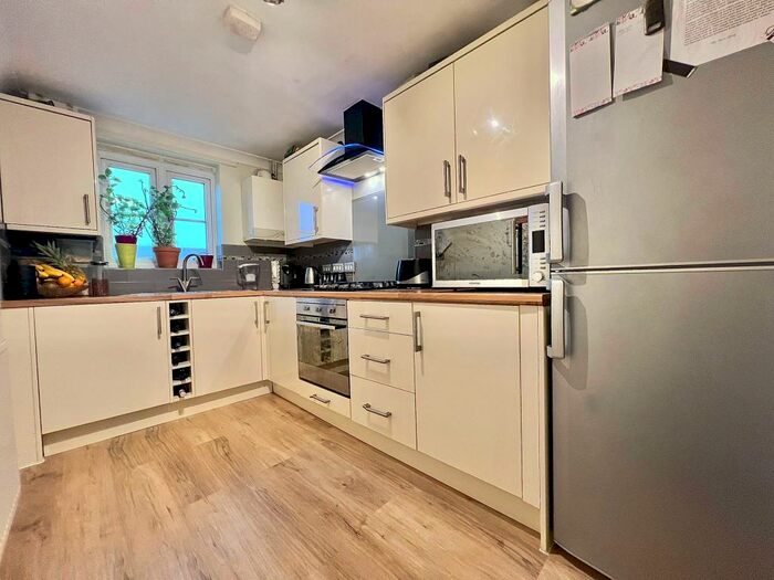 2 Bedroom Apartment To Rent In Park Cottage Drive, Fareham, PO15