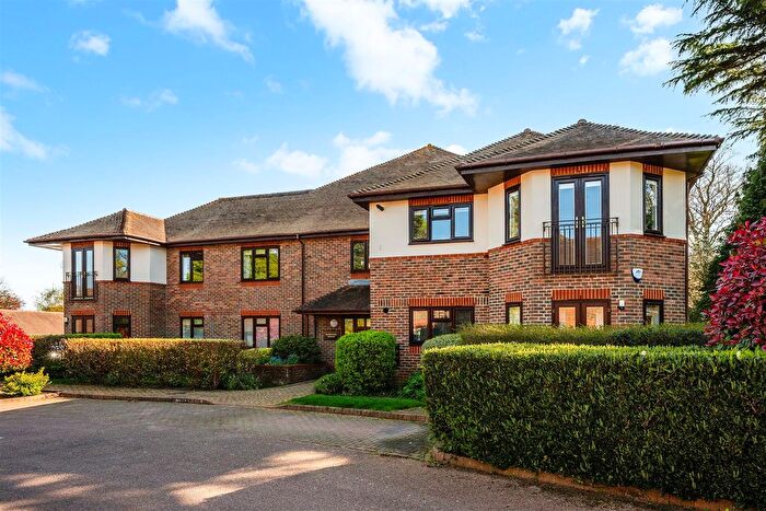 2 Bedroom Flat For Sale In Petersmead Close, Tadworth, KT20