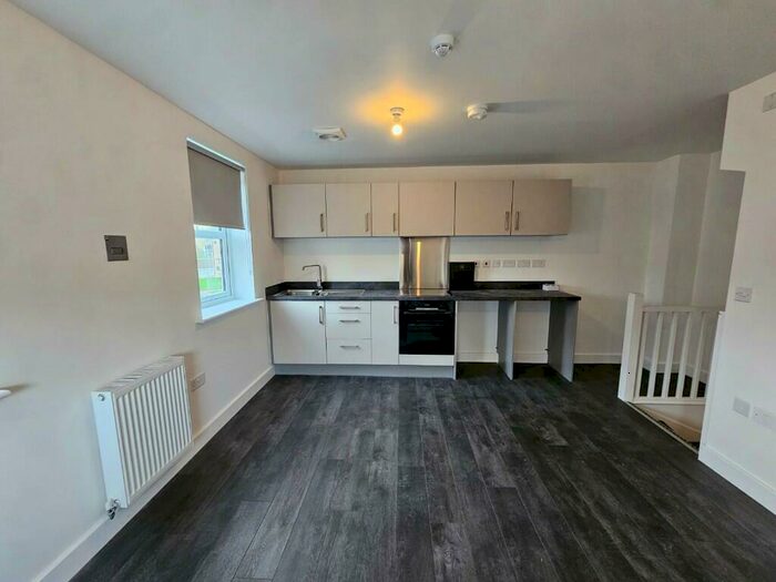 2 Bedroom Town House To Rent In Bishops Way, Leeds, LS14