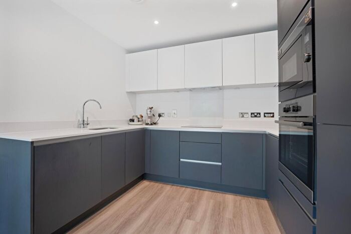 2 Bedroom Flat For Sale In Green Lanes, London, N21