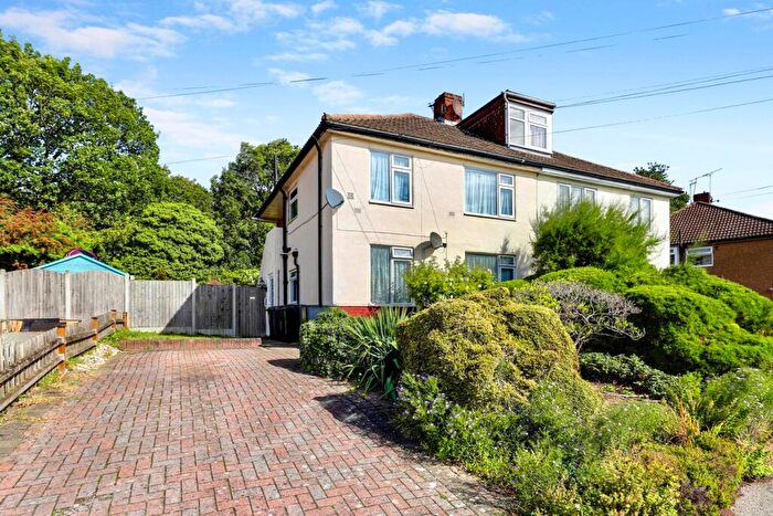 2 Bedroom Maisonette For Sale In Barncroft Close, Loughton, IG10