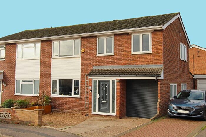 4 Bedroom Semi-detached House For Sale In Woolfield, Sandy, SG19