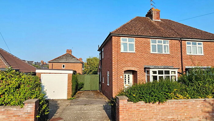 3 Bedroom Semi-Detached House For Sale In St. Davids Road, Newbury, RG14