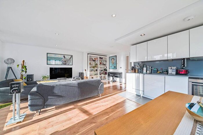 2 Bedroom Flat To Rent In Caspian Wharf, Bow, London, E3