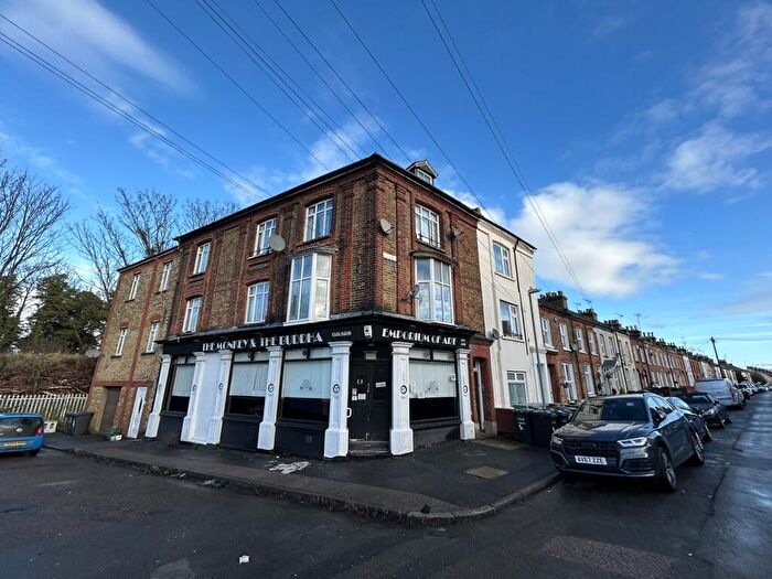 2 Bedroom Flat For Sale In Raphael Road, Gravesend, Kent, DA12