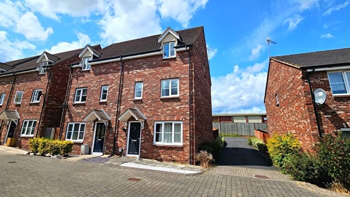 3 Bedroom Semi-Detached House To Rent In The Warren, Gloucester, GL4