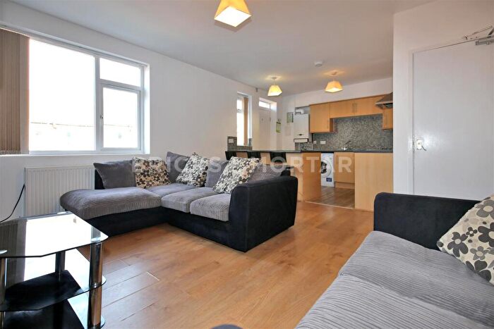 4 Bedroom Maisonette To Rent In (£pppw) Fifth Avenue, Heaton, Newcastle Upon Tyne, NE6