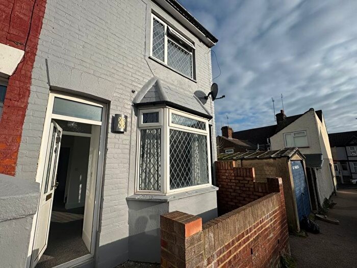 3 Bedroom End Of Terrace House To Rent In Leslie Road, Gillingham, ME7
