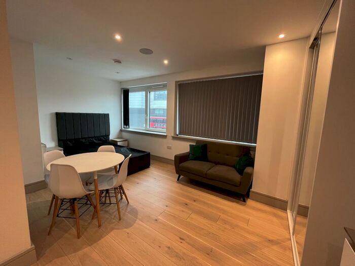 Studio To Rent In High Road, London, N12
