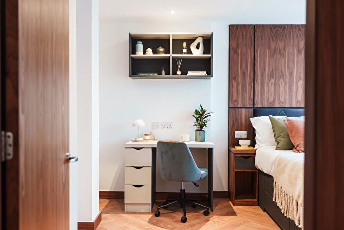 2 Bedroom Apartment To Rent In Apt, Live Oasis Merrion Street Gardens #, LS2