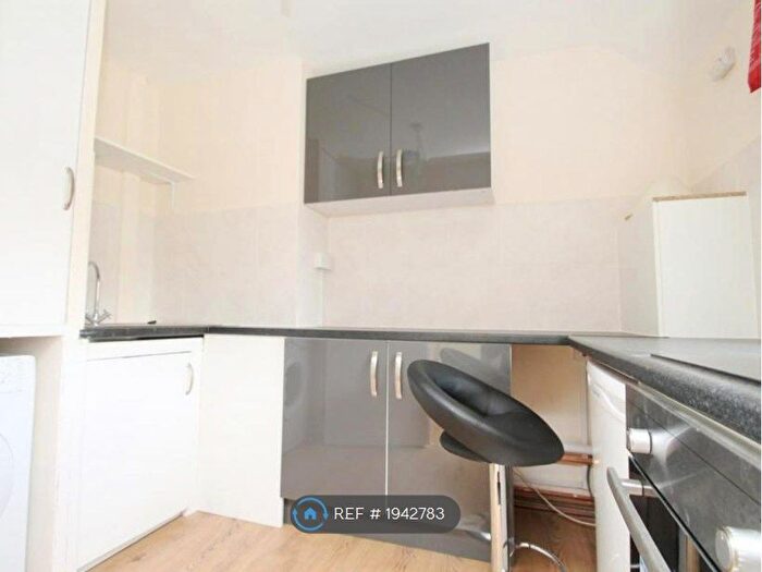 2 Bedroom Flat To Rent In High Street, London Colney, St. Albans, AL2