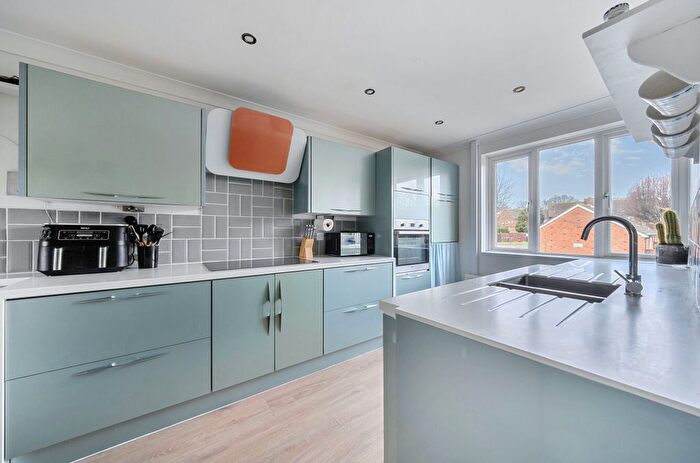 2 Bedroom Flat For Sale In Newlands Lane, Chichester, PO19