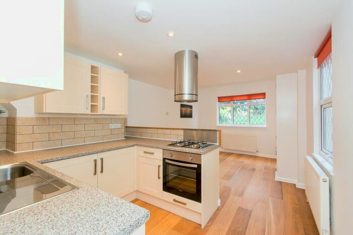 2 Bedroom Flat To Rent In Thorkhill Road, Thames Ditton, KT7