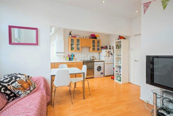 2 Bedroom Flat To Rent In Callcott Road, London, NW6
