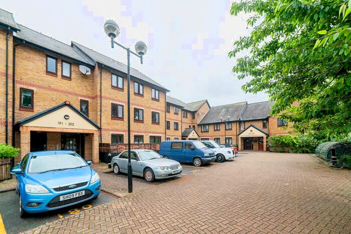 2 Bedroom Flat To Rent In Riverside Close, London, E5