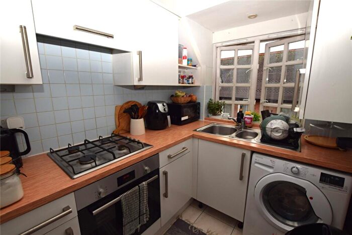 1 Bedroom Apartment For Sale In Hopbine Court, Drayman's Way, Alton, Hampshire, GU34