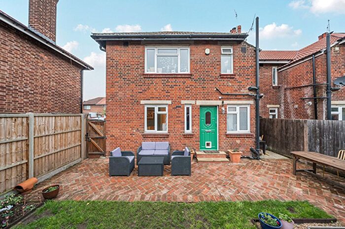 2 Bedroom Maisonette For Sale In Murray Road, Richmond, TW10