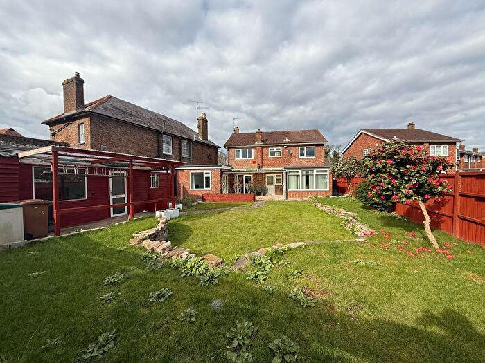 7 Bedroom Detached House For Sale In Farm Way, Staines, TW19