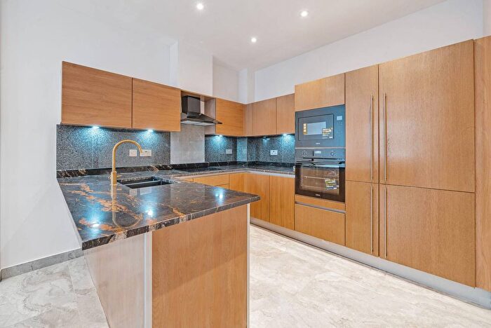 3 Bedroom Flat To Rent In Bromyard Avenue, Acton, London, W3