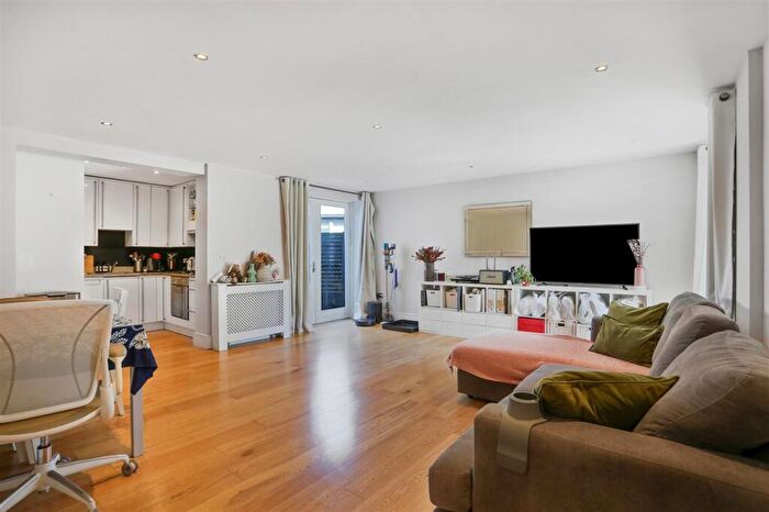 2 Bedroom Flat For Sale In Caledonian Road, London, N7
