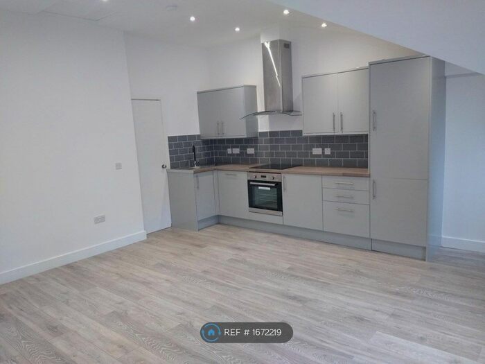 1 Bedroom Flat To Rent In North Street, Leatherhead, KT22