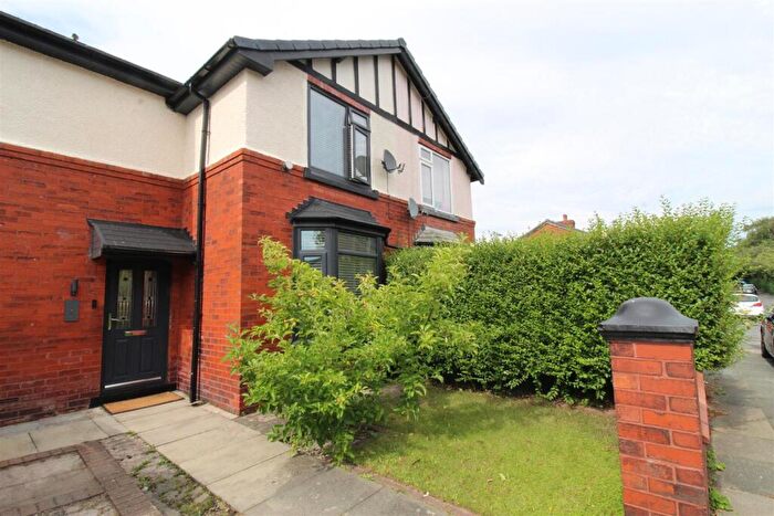 3 Bedroom Semi-Detached House For Sale In The Avenue, Westhoughton, Bolton, BL5