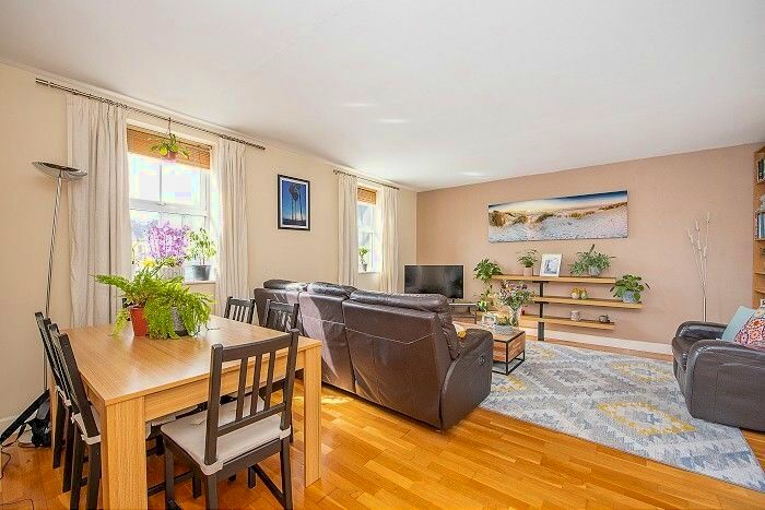 2 Bedroom Flat To Rent In Floris Place, London, SW4