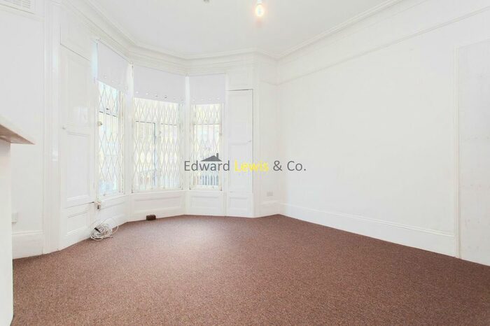 3 Bedroom Flat To Rent In Alvington Crescent, London, E8