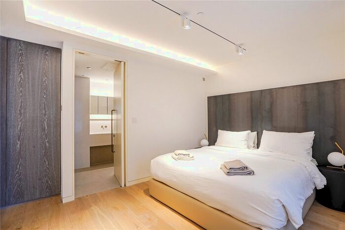 3 Bedroom Flat To Rent In Wardour Street, London, W1F