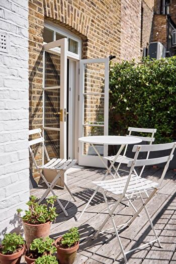 2 Bedroom Maisonette For Sale In Holland Street, London, W8