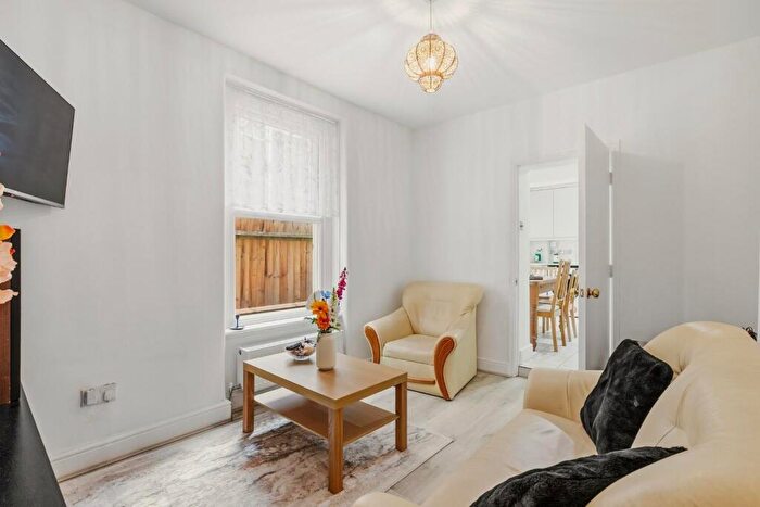 2 Bedroom Flat For Sale In Coldharbour Lane, London, SE5